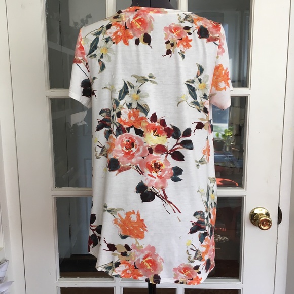 🦋 3 for $25 - 🇺🇸 Floral Print Soft Rayon Knit Vneck Tee - Picture 5 of 8